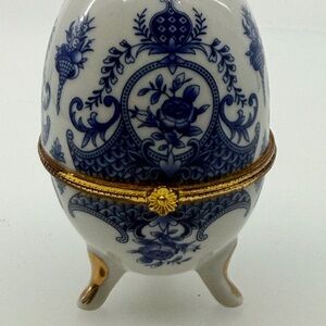 Vintage Blue & White Porcelain Egg Trinket Box w/ Gold Trim & Feet 💙✨